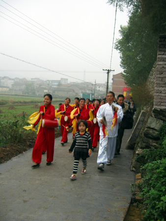 这是大陈著名的女子腰鼓队，曾在省、市　地拿过奖的噢　。