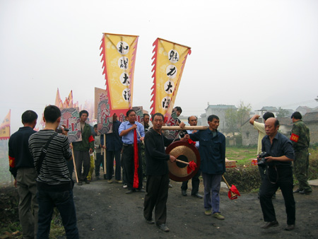 鸣锣开道，鼓号齐奏，旗旛飞舞，节日盛会开始了。