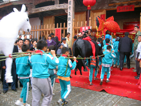 队伍和人群序而不乱地进入宗祠。