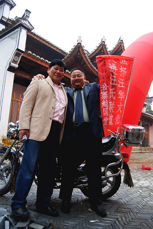 这是我在祠堂停车场，迎接道生胖子时和合影，我为他的此行壮举，敬佩不已！