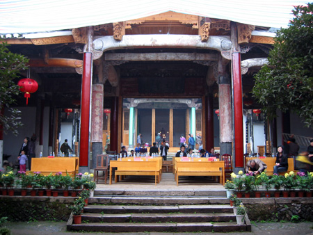 这是宗祠的天井和二进大厅，省、市、领导和嘉宾的坐席，布置得井井有条。