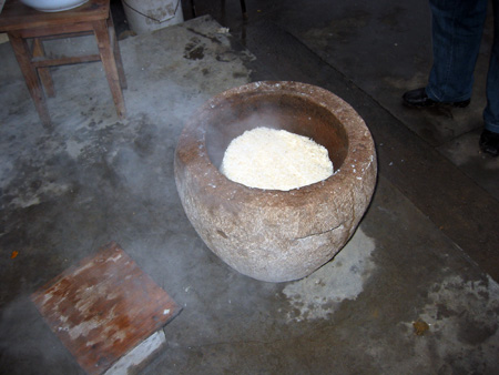 村里的汪氏本家邀请我去他们家吃早餐，吃的就是现做的麻糍。这是把热气腾腾的糯米倒进石石臼里。