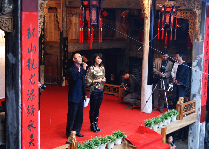 时尚靓丽的女主持和风趣幽默的男主持