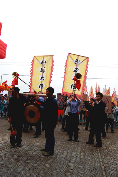 在祠堂门前，等候汪氏宗祠完工揭牌