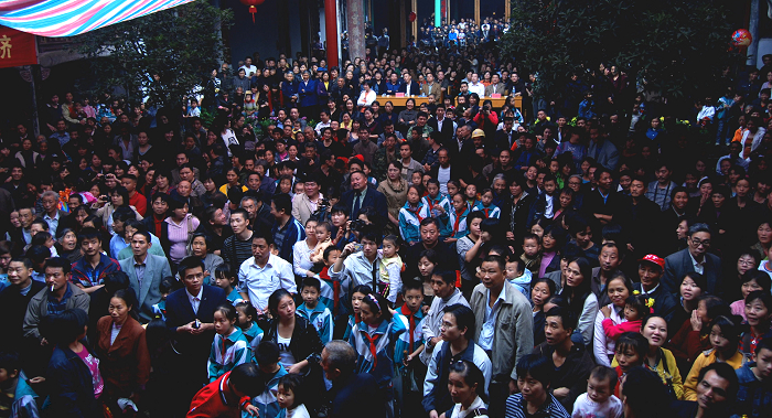 来自四面八方的观众，挤满了祠堂的每一个角落