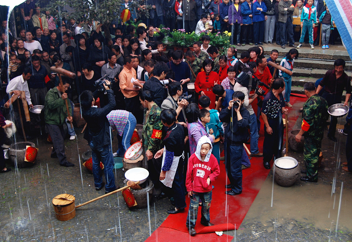 打麻糍表演完的时候，雨也停了