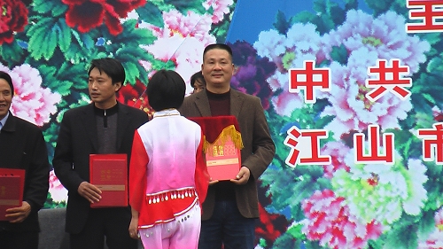 汪书记领取优秀腰鼓队奖项