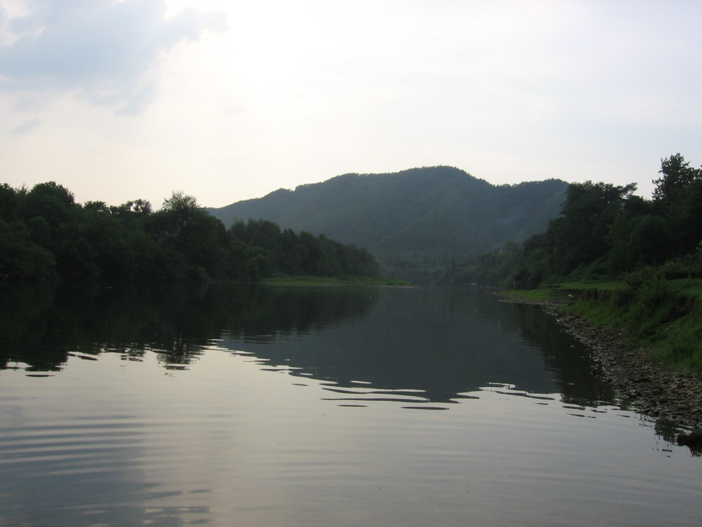 半月台前的河滩东侧