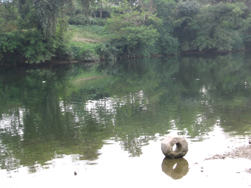 半月台前的河滩