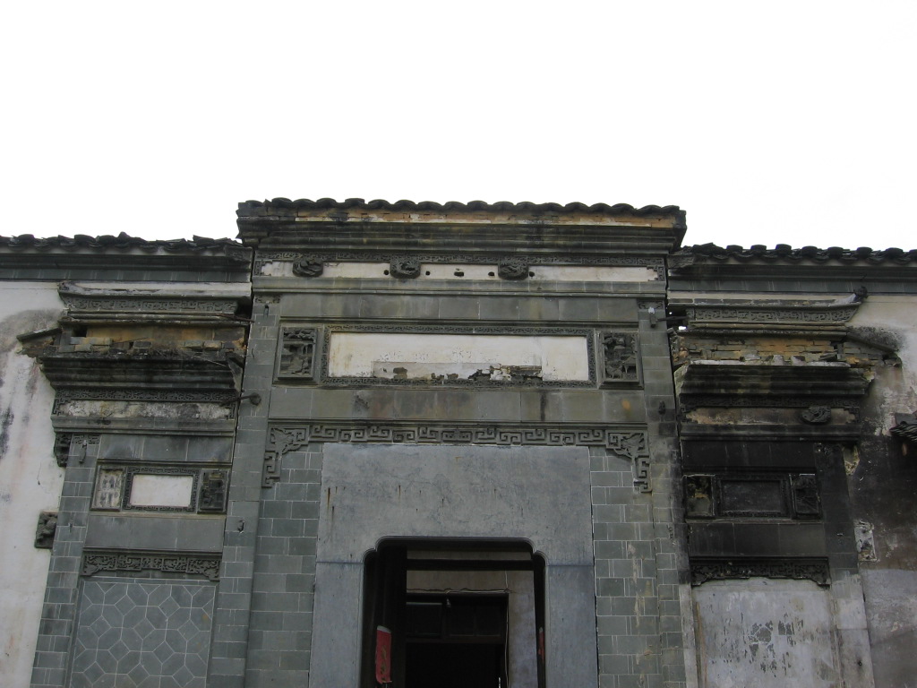 半月台傍的老房大门