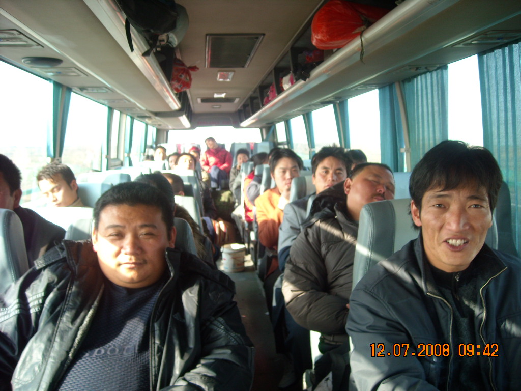 大客坐满了乘客