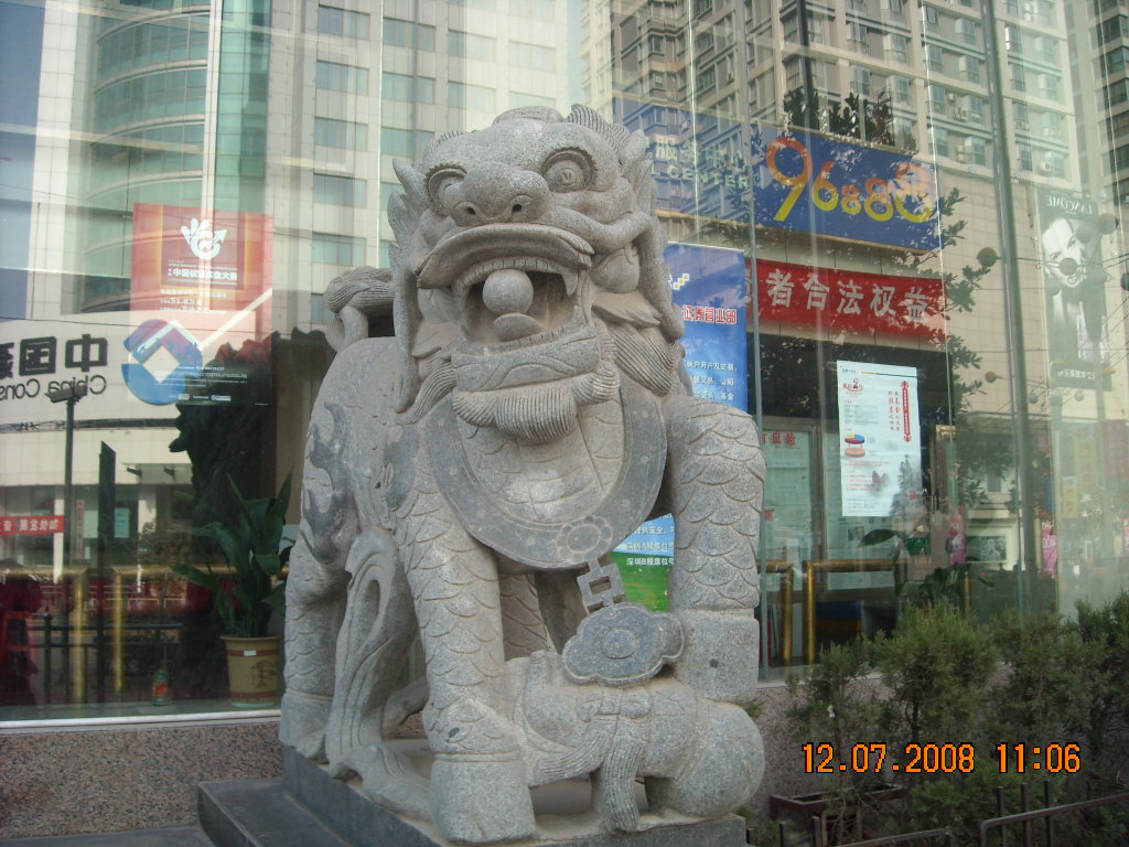 证卷门口大石狮子屹然笑看迎接我