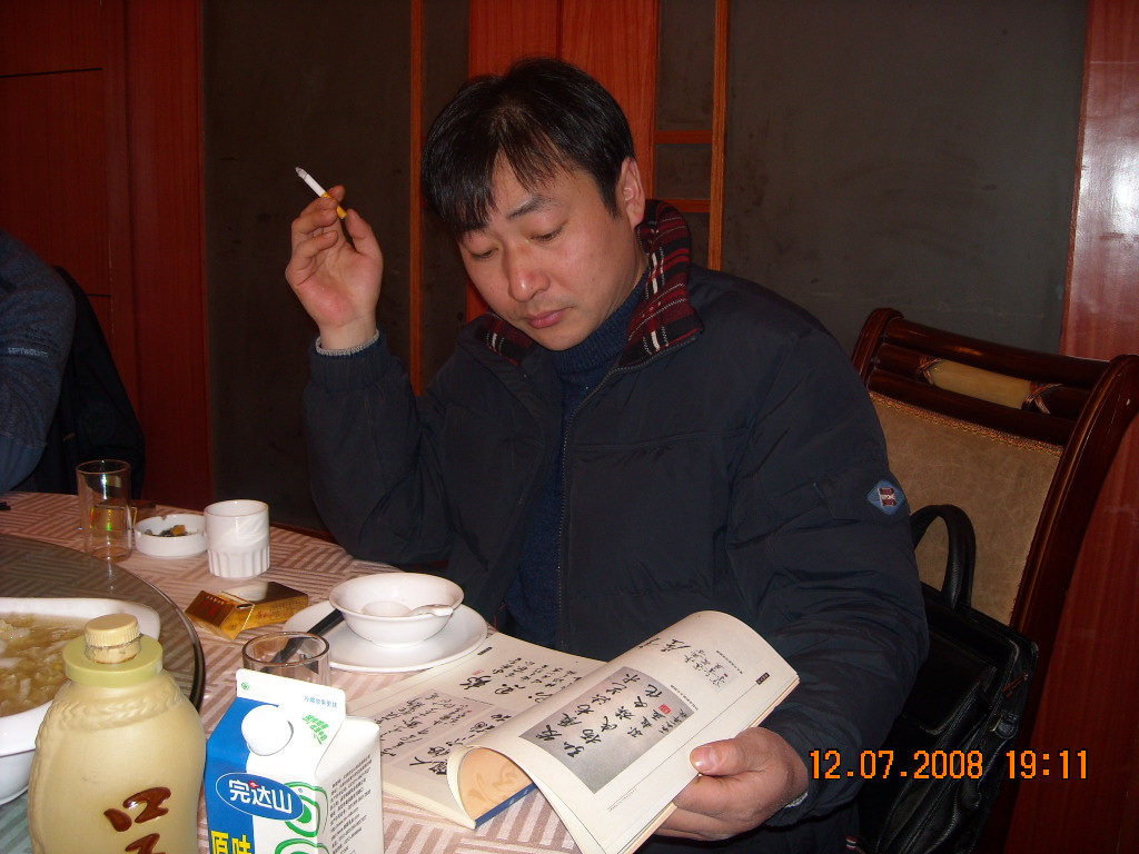 步胜正在看政委承兴书法