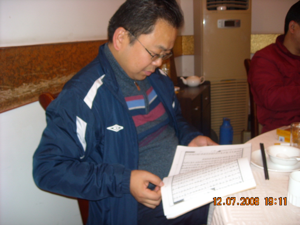 汪武林正在看家族资料