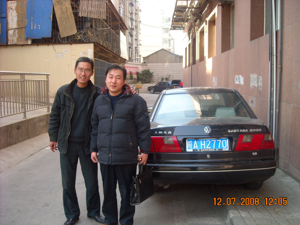 我们已到德海楼下合肥本家两胜来接我有着深刻意义真是：汪胜来接我、步胜情意多、合肥联谊会、进入新时期！