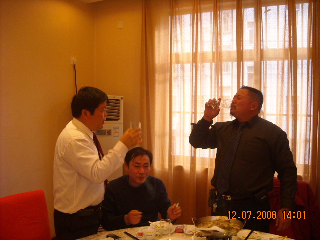 好大杯子是装满亲情酒