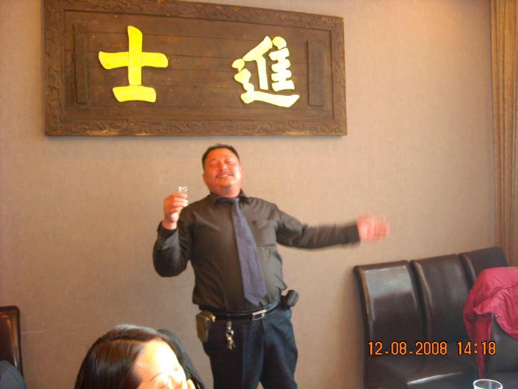 胖子10中午在最高台大酒店又醉了坐回金寨晚6点下车才醒来