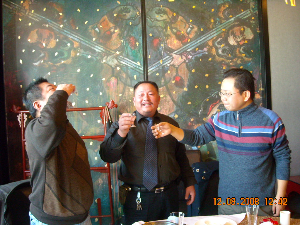 盛情难确啊！会长汪凌、副会长汪武林我们三人同饮！