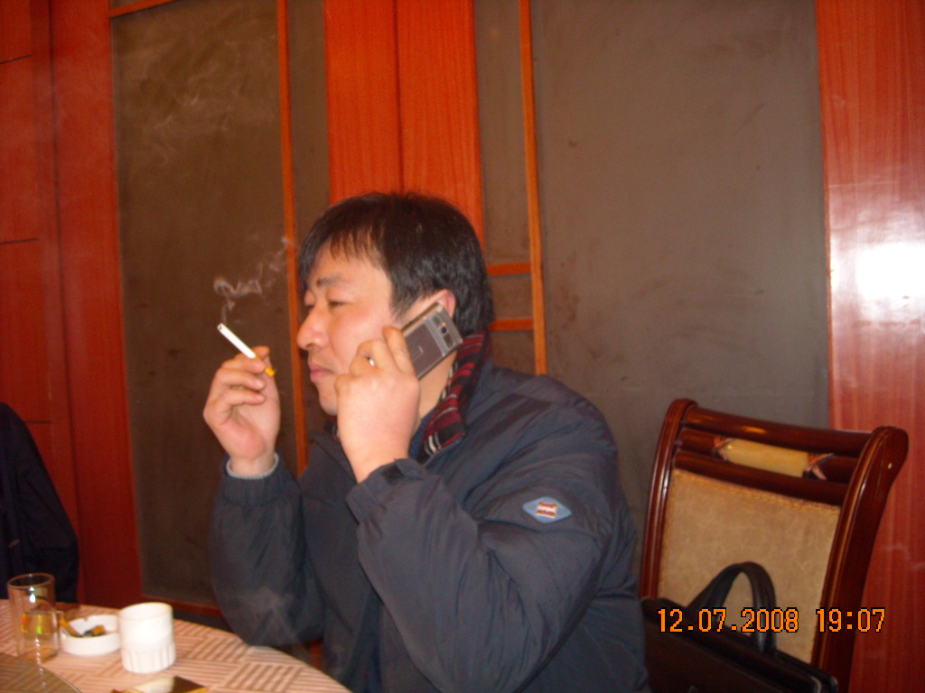 汪步胜也在打电话