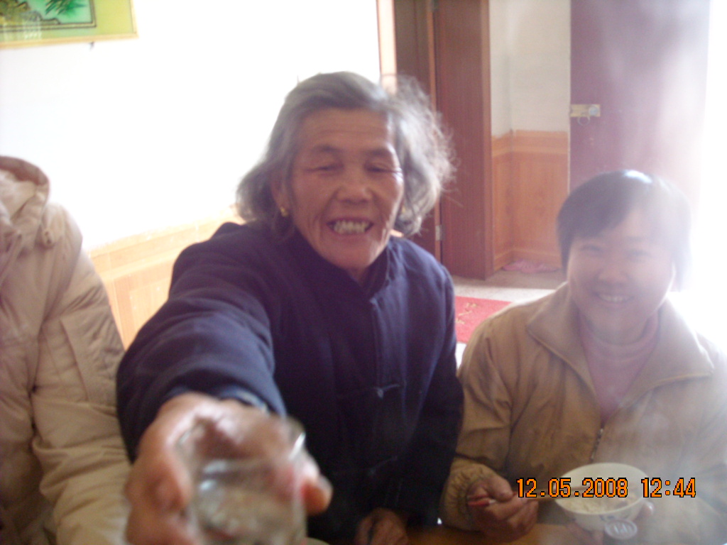 七岁多岁老太奶非要敬道生一杯