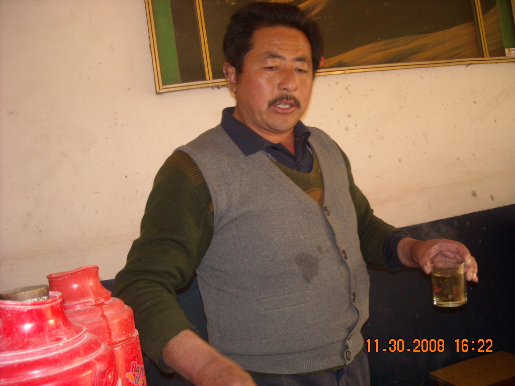 国良本家在倒茶