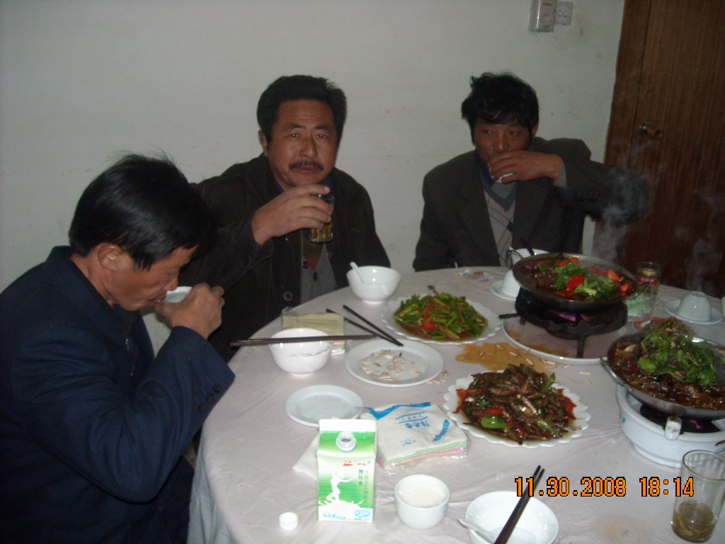 共同干杯享受和谐家庭