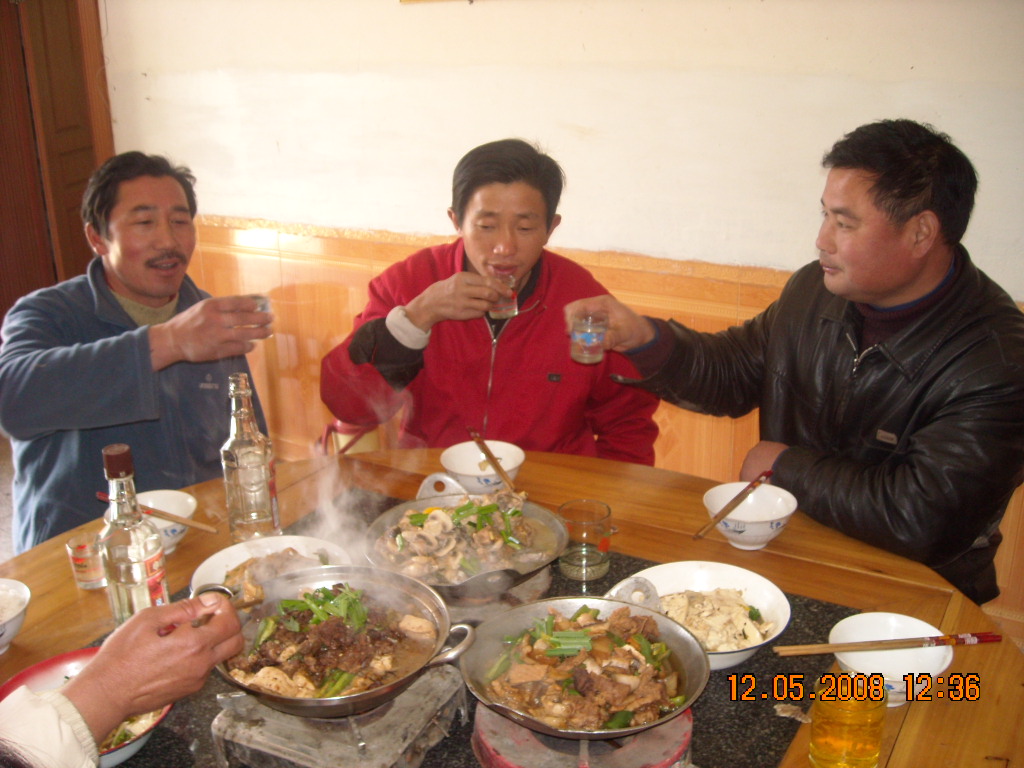 90世兄弟三人同饮庆贺胖子道生