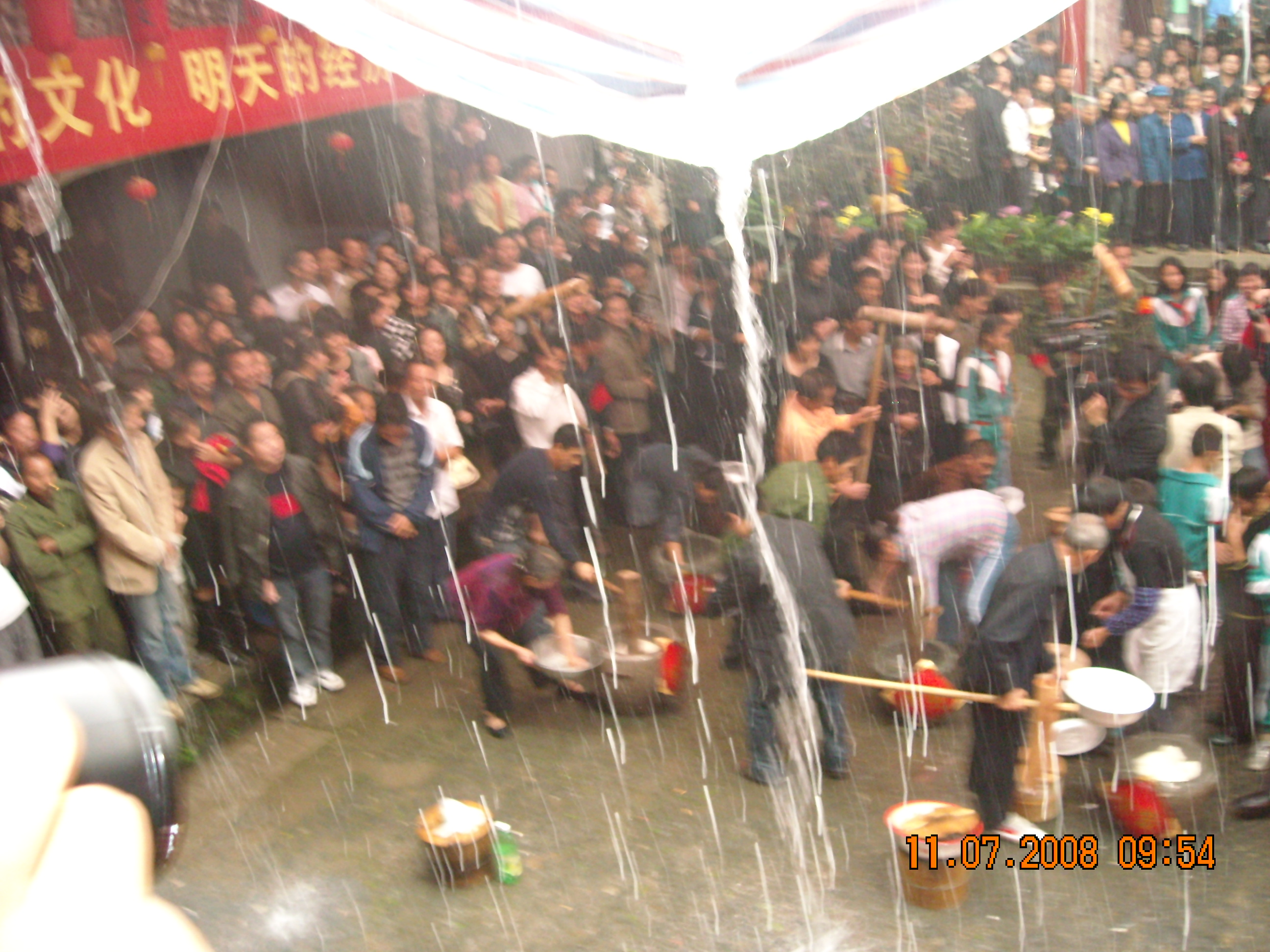 大雨才下两分钟满地全是积水