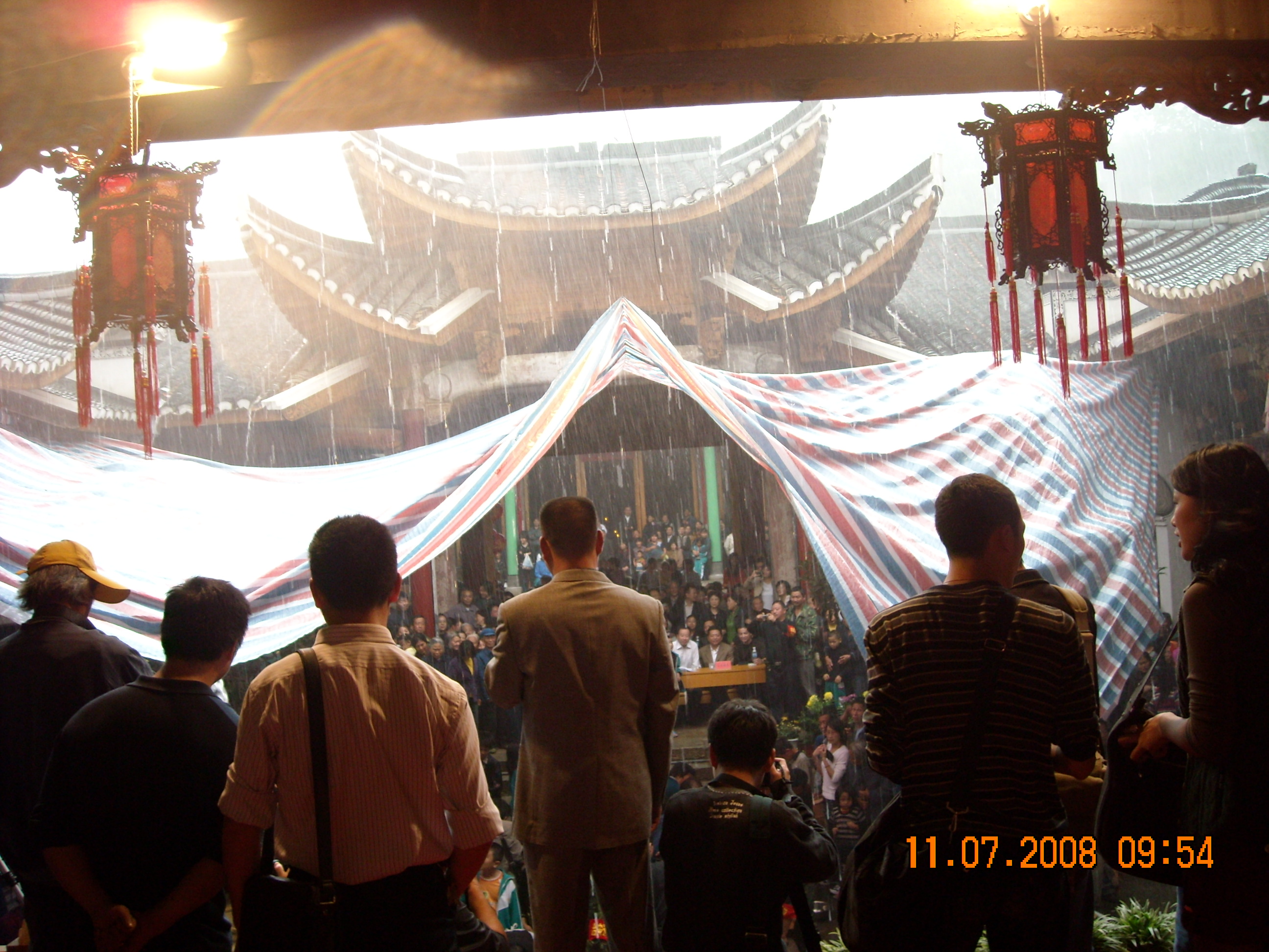 汪家宗祠真大不然两千多人怎么座得下