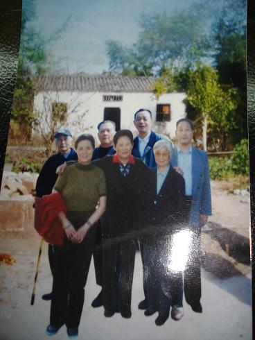 祠堂前合影（后排左一是汪昌焕，右二最高的是汪永富）