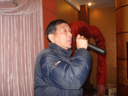 红安代表出谜语