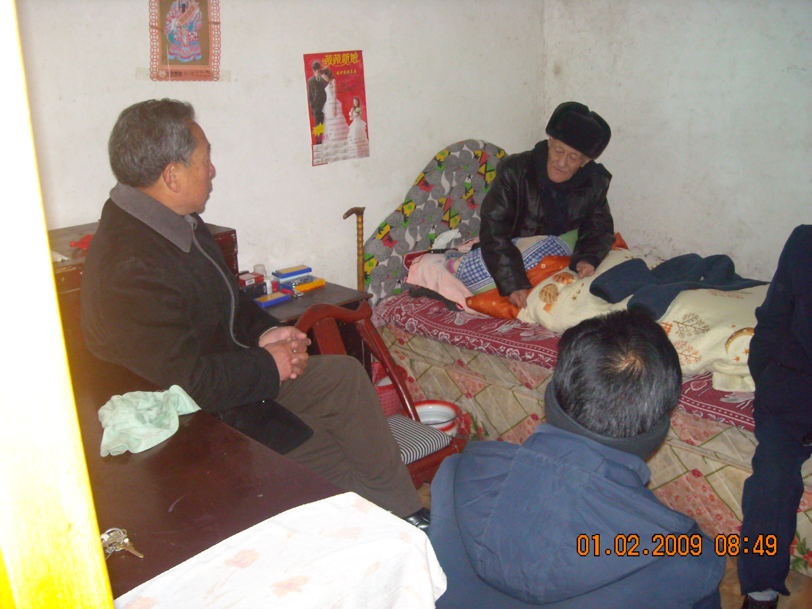 光福立品道生看望88世汪茂桂老先生。老人为修谱一个人手写墨谱三个月，老人今年九十岁已不能起床