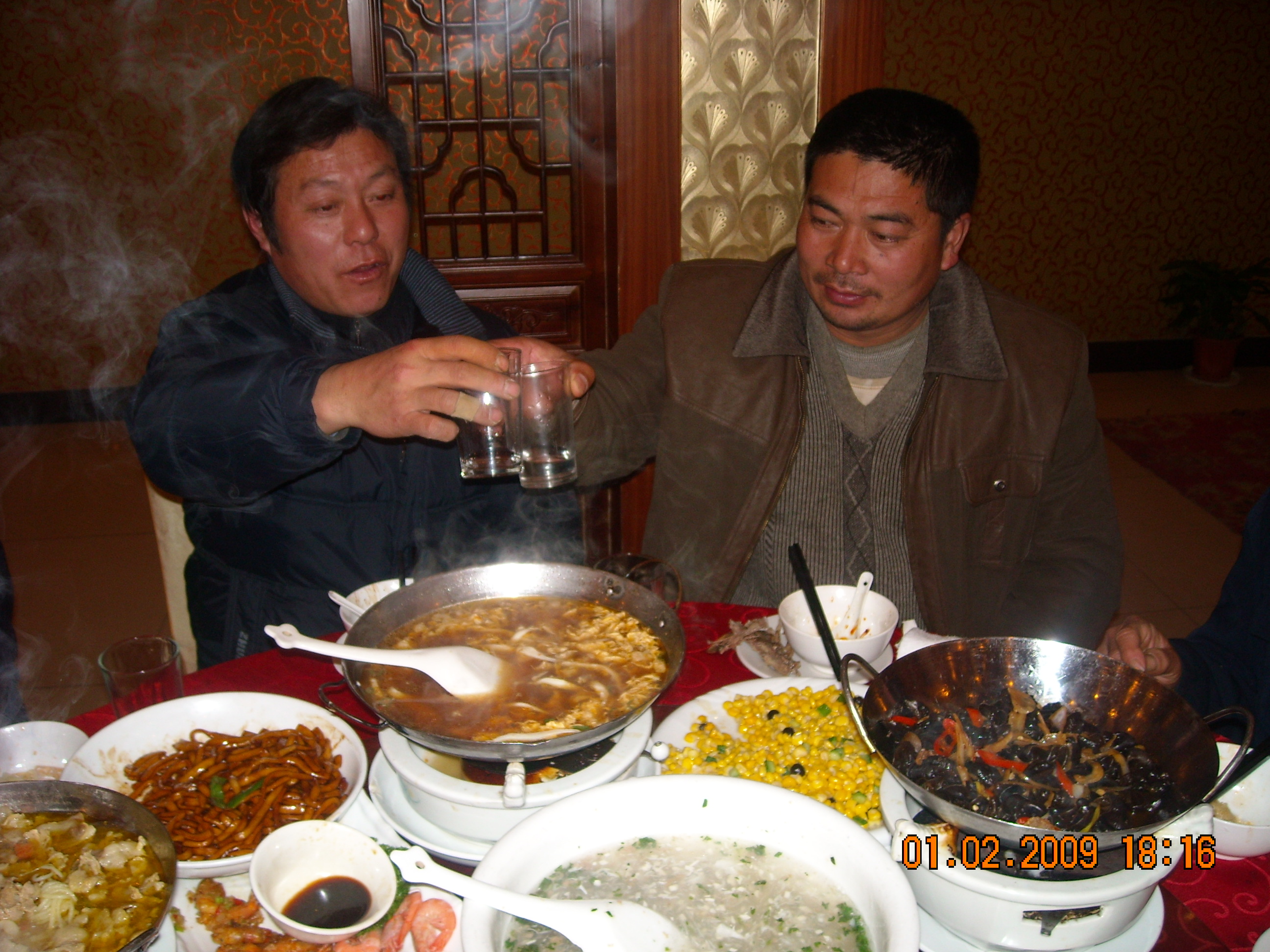 汪俊三与本家对饮