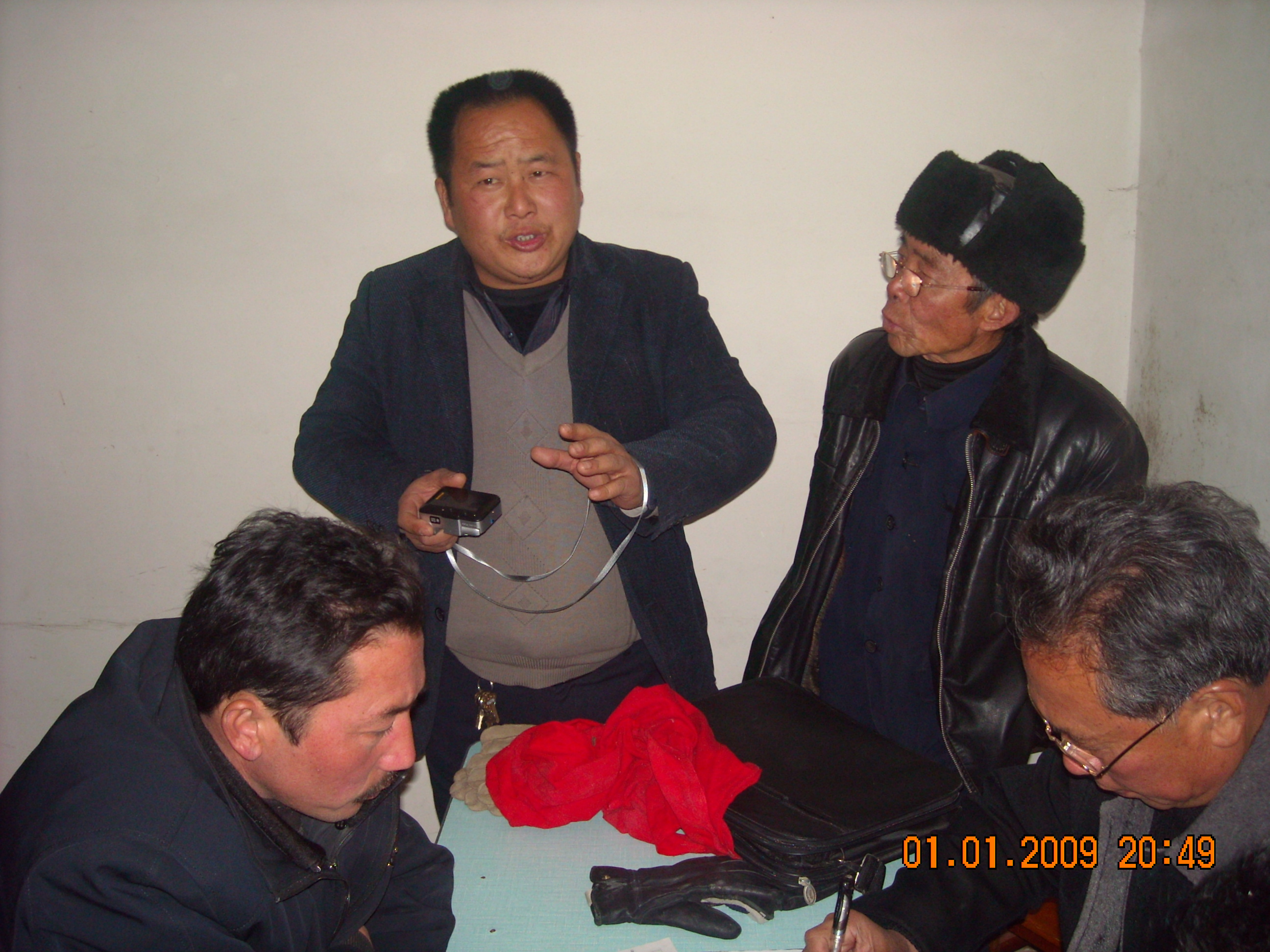 汪秀国[89世]书记正在拍照片，越国堂会长正在给潜淮汪写材料，准备开会资料！