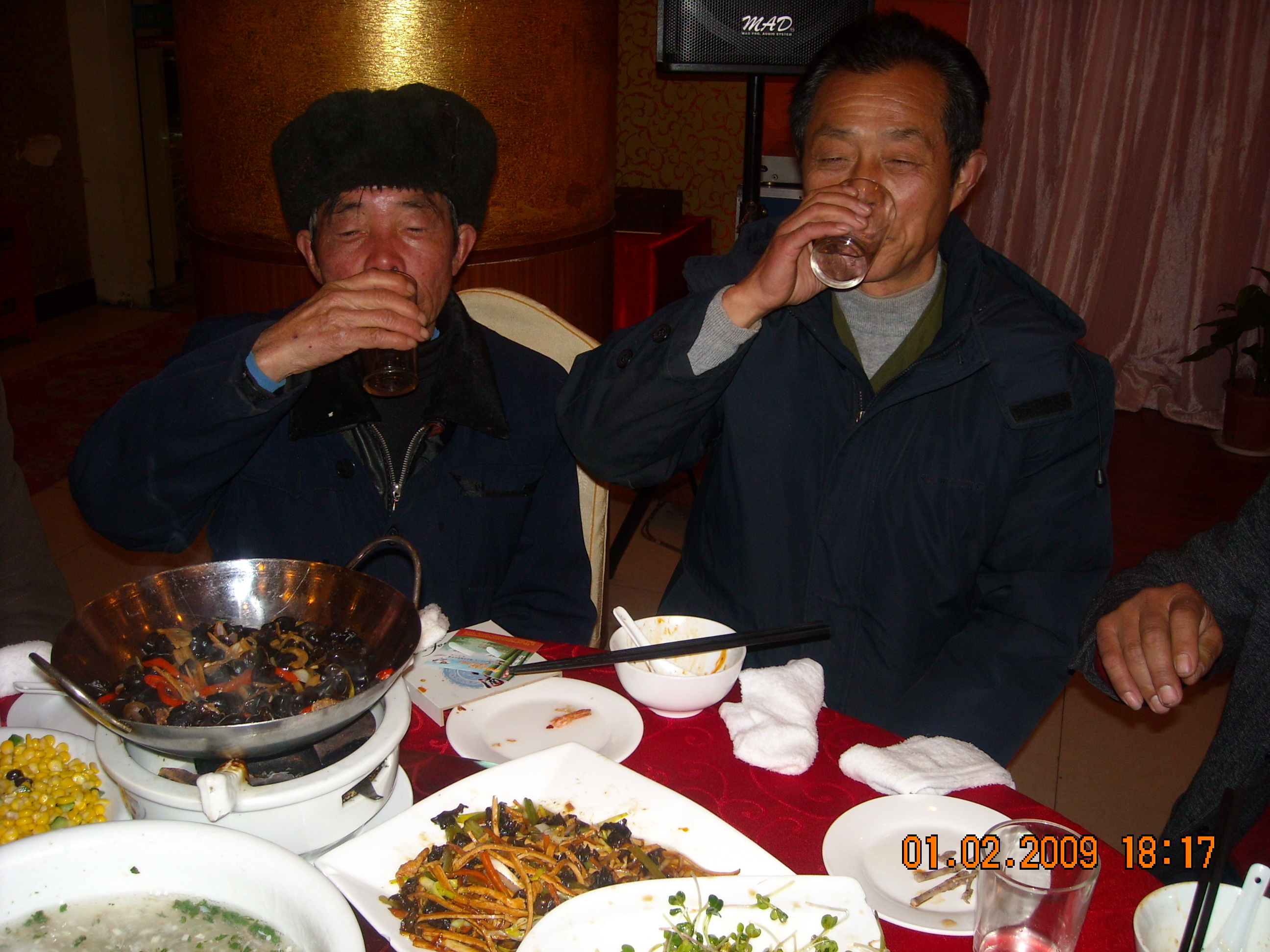 七十岁金寨代表秀来共饮美酒