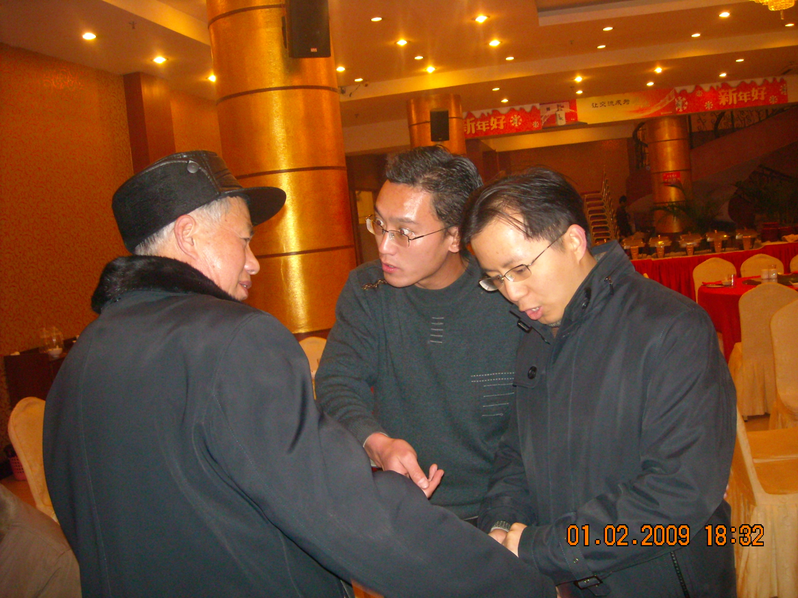 亮公与汪海亲切交谈汪胜介绍汪海本家对这次联谊会热情