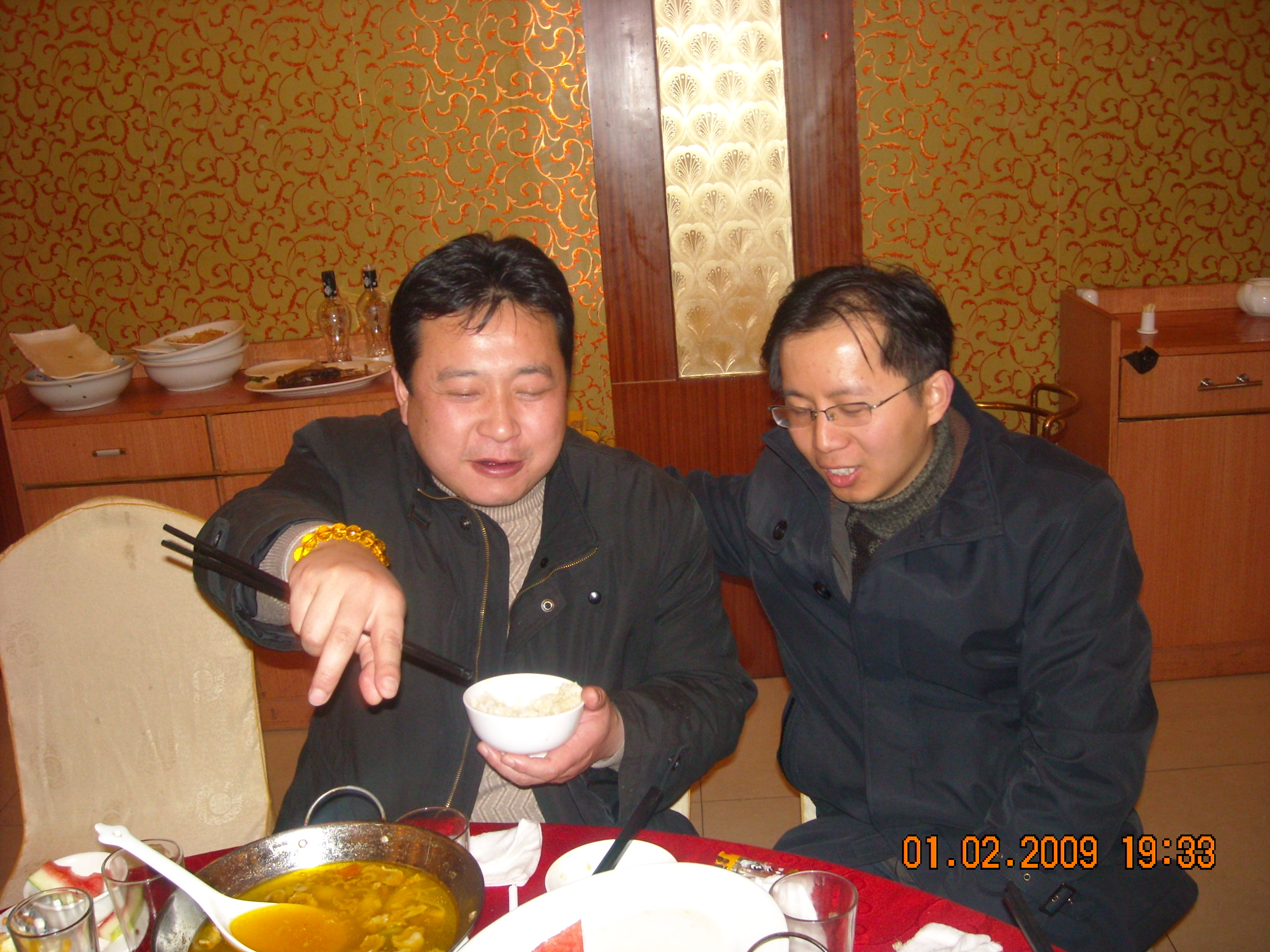 海声和汪海有说有笑