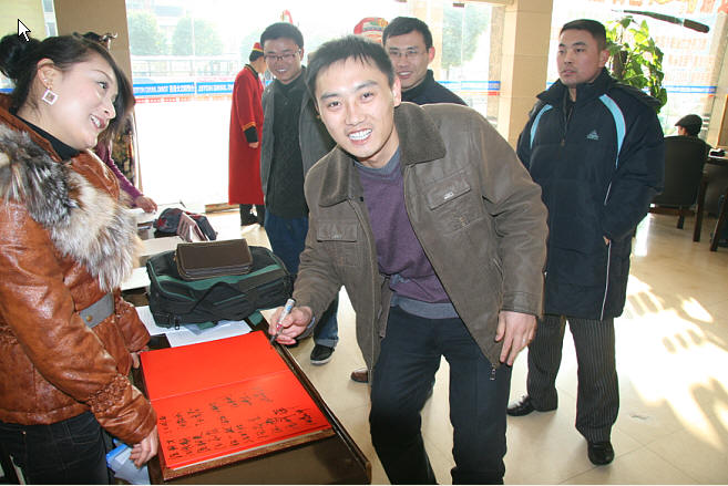 德银在签到，欲与美女一比俏。