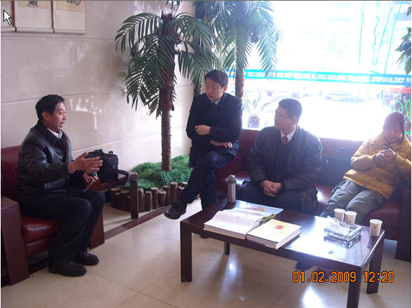 长富先生在休息处开聊