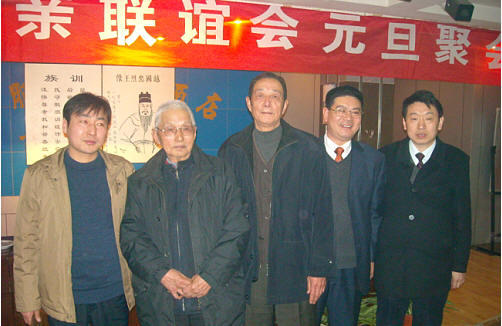 与汪华墓立碑人合个影