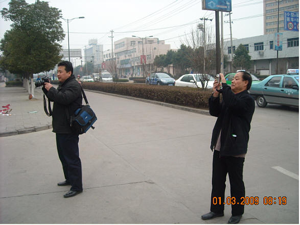 汪海声先生忙着给大家照相合影