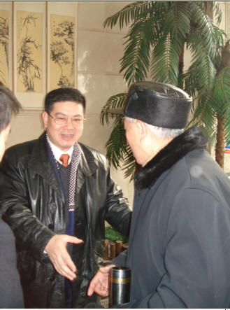 汪学忠主持和亮公握手