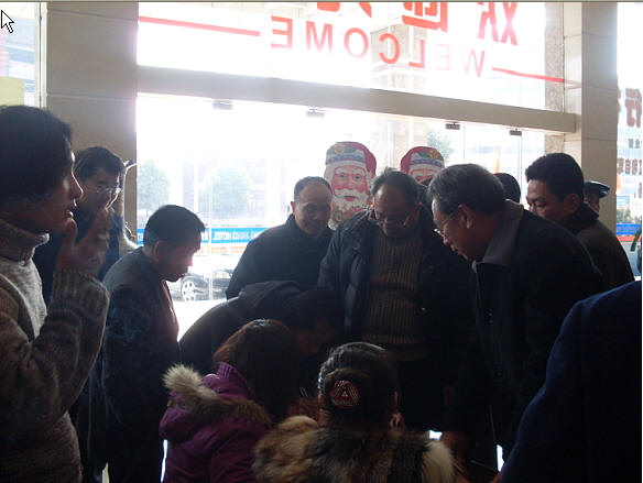 签到处人头攒动