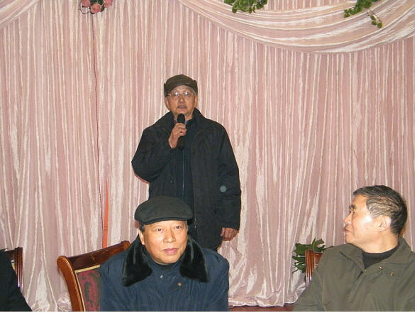 91岁高龄的昌焕先生在台上喜唱京剧