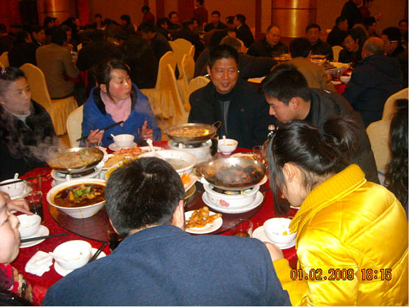 立伦先生作陪的一桌