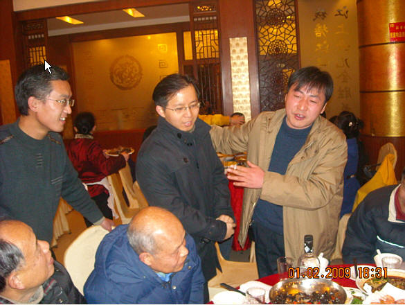 汪海总裁因有个人重要事务，晚宴开始后才到宴会现场