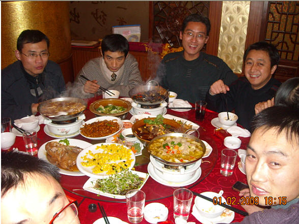 筹委会的后勤人员在一桌