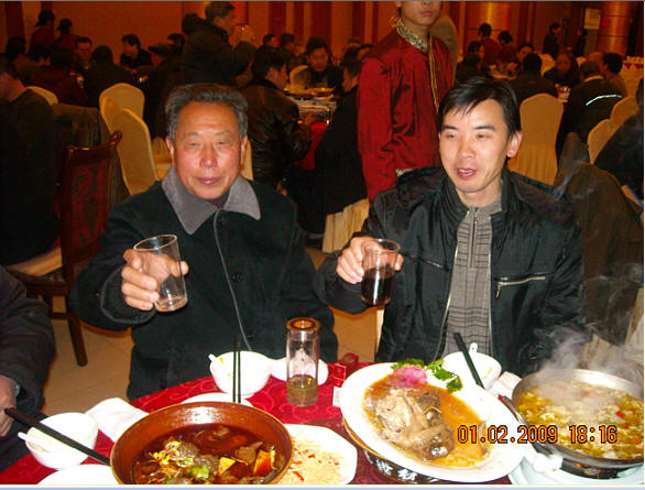 金寨光福会长在举杯