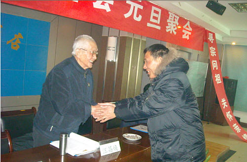 大陈日兴先生和昌焕老人握手