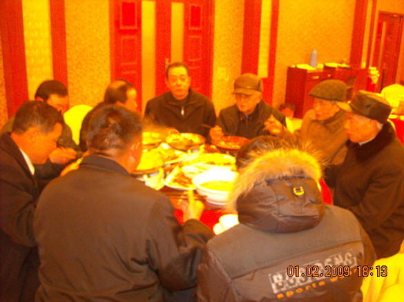 面对镜头的几位是汪华墓立碑人，大会邀请的嘉宾